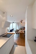 keuken met eettafel en uitzicht.jpg